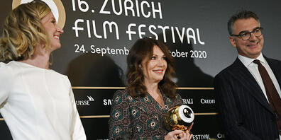 Glamouröse Medienkonferenz: Die neue ZFF-Leitung Elke Meyer (links) und Christian Jungen (rechts) hat Überraschungsgast Iris Berben (Mitte) geehrt. Die deutsche Schauspielerin holte ihren Golden Eye Award frühzeitig ab.
