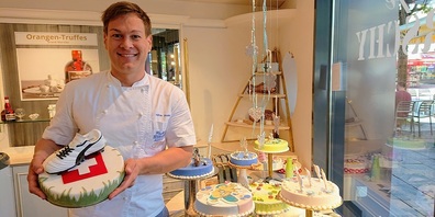 Adrian Studer präsentiert die "Fussballer-Torte".