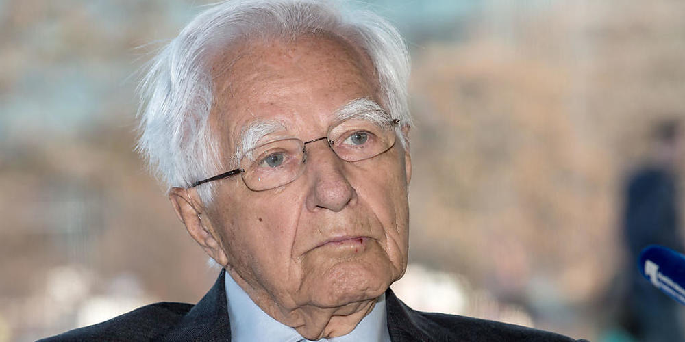 ARCHIV - Der Berliner Unternehmer und Kunstsammler Erich Marx gibt in der Neuen Nationalgalerie in Berlin eine Pressekonferenz. Der Kunstsammler Erich Marx ist tot. Foto: picture alliance / dpa