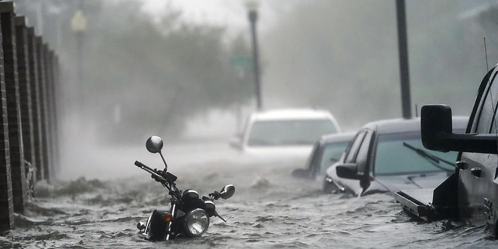 dpatopbilder - Fahrzeuge stehen auf einer überfluteten Straße. Hurrikan «Sally» ist an der US-Golfküste auf Land getroffen. Foto: Gerald Herbert/AP/dpa