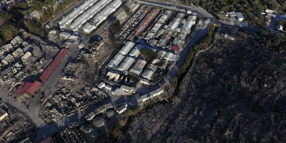 dpatopbilder - Das niedergebrannte Flüchtlingslager Moria auf der Insel Lesbos von oben. Mehrere Brände haben das Lager fast vollständig zerstört. Foto: Panagiotis Balaskas/AP/dpa