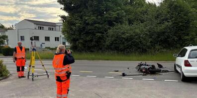 Beim Zusammenstoss mit einem Auto in Küsnacht wurde ein jugendlicher Motorradfahrer schwer verletzt.
