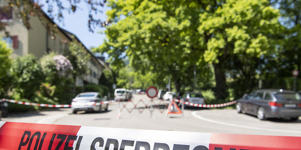 Während der Geiselnahme sperrte die Polizei das Gebiet um das Wohnhaus in Zürich ab. (Archivbild)