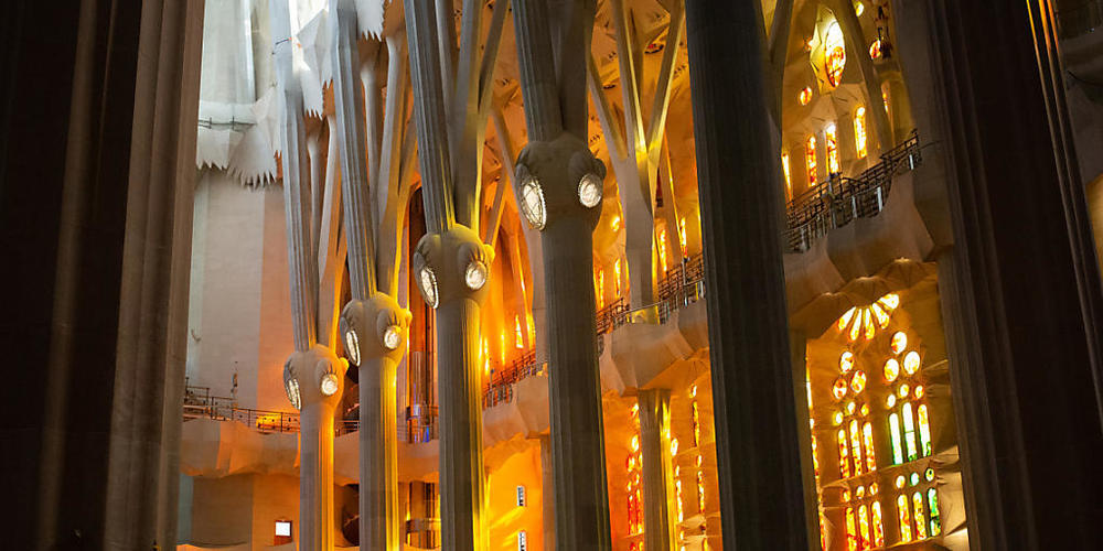 Innenansicht der noch im Bau befindlichen Basilika Sagrada Familia vom spanischen Architekten Antoni Gaudi. Foto: David Zorrakino/EUROPA PRESS/dpa