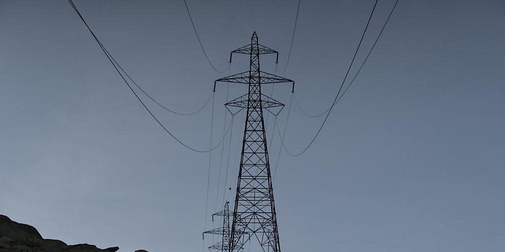 Strommasten im Grimselgebiet. Noch ist offen, ob die neue Höchstspannungsleitung wieder über oder doch unterirdisch verlaufen wird.