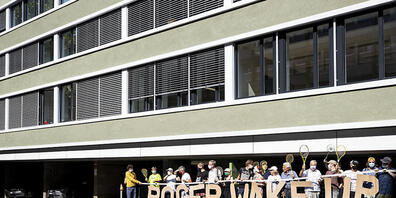 In Zürich demonstrierten Vertreterinnen und Vertreter der Koalition "Roger Wake Up Now" vor dem Sitz der Roger Federer Foundation.