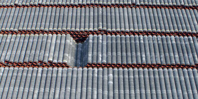 Rohre für die Erdgaspipeline Nord Stream 2 liegen auf einem Lagerplatz im Hafen Mukran auf der Insel Rügen. Spezialschiffe werden derzeit im Hafen für den Einsatz zum Weiterbau der Ostsee-Pipeline Nord Stream 2 vorbereitet. Foto: Jens Büttner/dpa-...