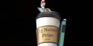 ARCHIV - Der Ig-Nobelpreis wird bei der Verleihung der «Ig-Nobelpreise» an der Harvard Universität ausgestellt. Foto: Elise Amendola/AP/dpa