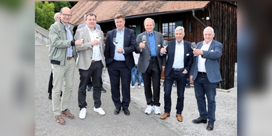 Simon Schwitter (v.l.), Urs Hungerbühler, Regierungsrat Christof Hartmann, Patrick Bregenzer, Ferdinand Riederer und Vize-Kantonsratspräsident Walter Freund haben im Weindorf Balgach auf das 100-jährige Bestehen des Schreinerverband Kanton St.Gallen angestossen. Foto: Ralph Dietsche