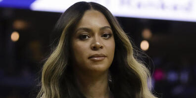 ARCHIV - Sängerin Beyonce geht während der ersten Hälfte von Spiel 3 der Basketball-NBA-Endrunde zwischen den Golden State Warriors und den Toronto Raptors in Oakland zu ihrem Platz. Foto: Ben Margot/AP/dpa
