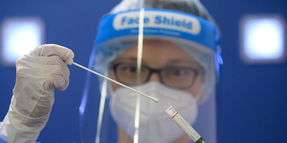 Eine Ärztin in der Corona-Teststation am Flughafen Dresden. Foto: Robert Michael/dpa-Zentralbild/dpa
