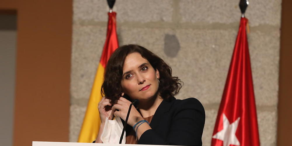 Isabel Diaz Ayuso, Regionalpräsidentin von Madrid, nimmt vor einer Pressekonferenz den Mundschutz ab. Foto: M.Fernandez. Pool/EUROPA PRESS/dpa