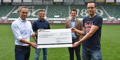 FCSG-Präsident Matthias Hüppi; René Güntensperger, Leiter Sponsoring bei der St.Galler Kantonalbank; Daniel Schmidli, Geschäftsführer von Fundoo; Markus Signer, Mitinitiant der Aktion «Zämä» (von links) 