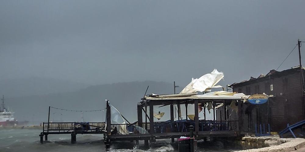 Wellen brechen im Hafen von Argostoli in einer Taverne ein. Der schwere Herbststurm «Ianos» hat sich langsam entlang der Küste der griechischen Halbinsel Peloponnes bewegt - und dabei erhebliche Schäden angerichtet. Foto: Nikiforos Stamenis/AP/dpa