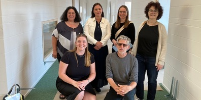 hinten: Gabriela Schneeberger, Shaleen Mastroberardino, Vanessa Gächter, Jennifer Eichmann; vorne: Jorina Lehner, Ruedi Gasser