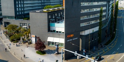 Sicher und geordnet: Mitarbeitende sowie Kunden verlassen während der Evakuationsübung das Center Eleven in Oerlikon.