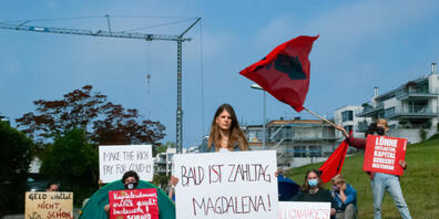 Juso-Schweiz-Präsidentin Ronja Jansen (Mitte, stehend) und Parteimitglieder in Meilen.