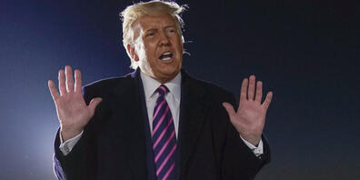 Donald Trump, Präsident der USA, spricht nach einer Wahlkampfveranstaltung auf dem regionalen Flughafen Bemidji zu Journalisten. Foto: Evan Vucci/AP/dpa