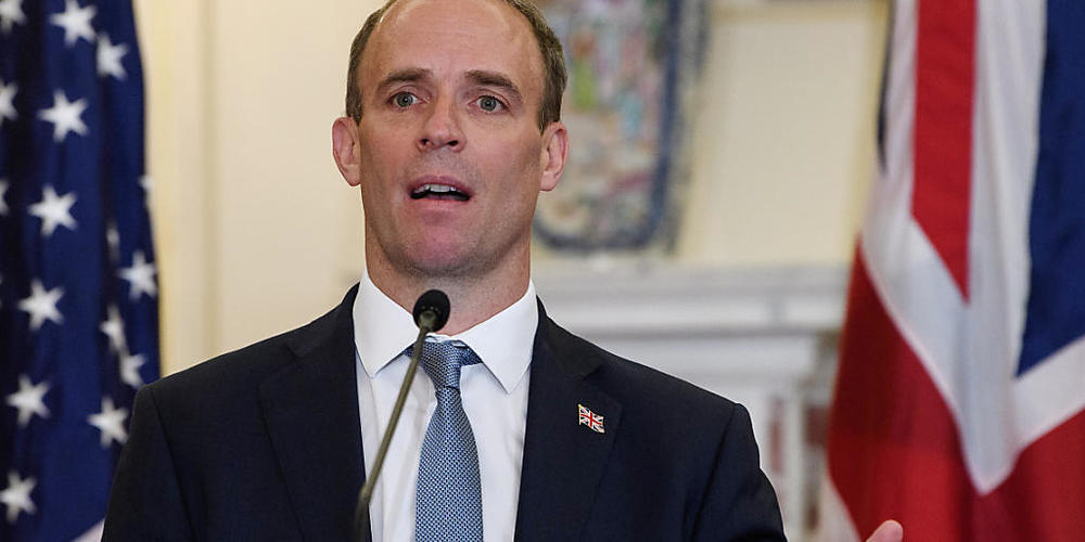Dominic Raab, Außenminister von Großbritannien, spricht während einer gemeinsamen Pressekonferenz mit dem US-Außenminister Pompeo im US-Außenministerium. Foto: Nicholas Kamm/Pool AFP/AP/dpa