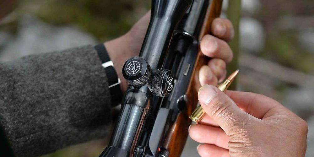 Ein 78-jähriger Mann hat am Samstagabend in Bossonnens FR nach einem Streit mit Jugendlichen mit einem Jagdgewehr in den Boden geschossen. Verletzt wurde niemand. (Symbolbild)