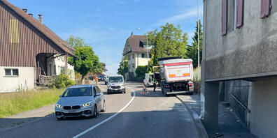 Ein Sattelschlepper streift ein Haus - der Lenker dürfte eingeschlafen sein.