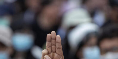 Das Drei-Finger-Zeichen aus der Science-Fiction-Filmreihe «Die Tribute von Panem» hat sich in den vergangenen Monaten zum Symbol der thailändischen Demokratiebewegung entwickelt. Foto: Sakchai Lalit/AP/dpa