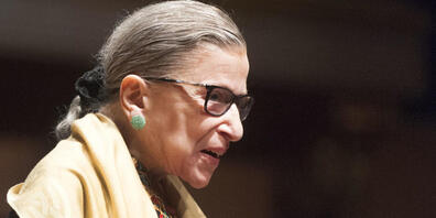ARCHIV - Ruth Bader Ginsburg, Richterin am Obersten Gericht der USA, bei einer Veranstaltung im Hill Auditorium auf dem Campus der University of Michigan. Die amerikanische Justiz-Ikone ist im Alter von 87 Jahren gestorben. Foto: Mark Bialek/ZUMA ...