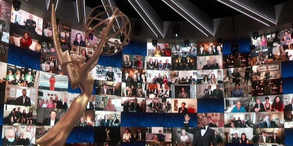 US-Moderator Jimmy Kimmel spricht auf der Bühne während der Übertragung der 72. Emmy Awards. Die Teilnehmer und Preisträger nehmen per Videokonferenz an der Verleihung teil und sind auf einer Monitorwand im Hintergrund zu sehen. Foto: Uncredited/I...