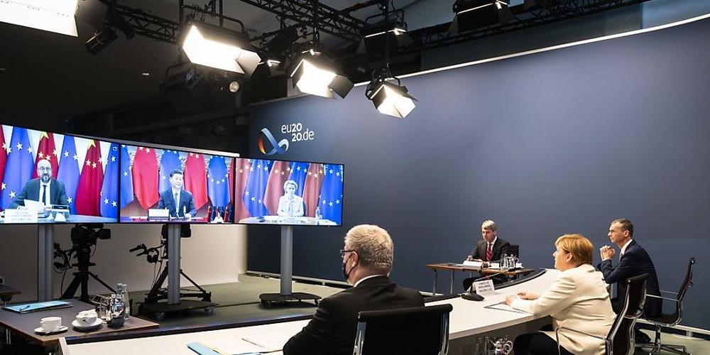 Bundeskanzlerin Angela Merkel nimmt im Kanzleramt an den per Videokonferenz geführten Gesprächen zwischen der EU und China teil. Foto: Sandra Steins/BPA/dpa