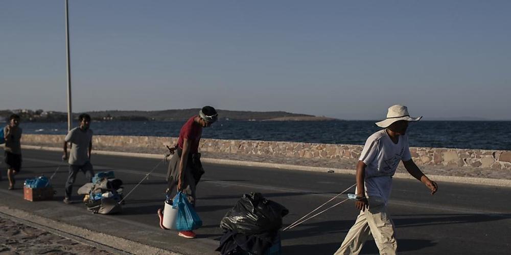 Der griechische Migrationsminister Mitarakis hat alle obdachlosen Migranten auf Lesbos dazu aufgerufen, umgehend das neue, provisorische Zeltlager zu beziehen. Foto: Petros Giannakouris/AP/dpa