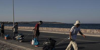 Der griechische Migrationsminister Mitarakis hat alle obdachlosen Migranten auf Lesbos dazu aufgerufen, umgehend das neue, provisorische Zeltlager zu beziehen. Foto: Petros Giannakouris/AP/dpa