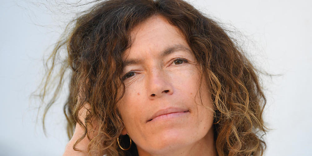 ARCHIV - Die Autorin und Übersetzerin Anne Weber, neue Stadtschreiberin von Bergen-Enkheim, nimmt an einem Pressetermin teil. Sie ist mit ihren Roman «Annette, ein Heldinnenepos» auf der Shortlist und für den Deutschen Buchpreis 2020 nominiert. Fo...