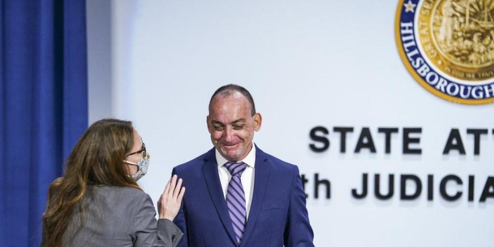 Die Rechtsanwältin Susan Friedman (l) nimmt gemeinsam mit ihrem Mandanten Robert DuBoise an einer Pressekonferenz der Hilfsorganisation Innocence Project teil. Foto: Martha Asencio Rhine/Tampa Bay Times via ZUMA Wire/dpa