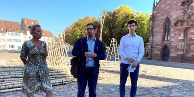 Die drei Initianten der Kunsttage Basel: Petra Sigg (Freunde des Kunstmuseums Basel), Daniel Kurjakovic (Kunstmuseum Basel) und der Galerist Carlo Knöll vor einem Kunstwerk im öffentlichen Raum.