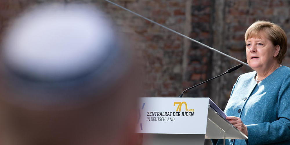 Bundeskanzlerin Angela Merkel (CDU) spricht beim Festakt zum 70-jährigen Bestehen des Zentralrats der Juden im Innenhof der Neuen Synagoge. Der Zentralrat der Juden in Deutschland wurde am 19. Juli 1950 in Frankfurt am Main gegründet. Foto: Bernd ...