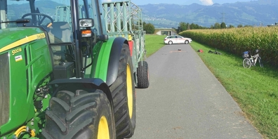 Beim Unfall prallte das E-Bike gegen das linke Traktor-Vorderrad. Der E-Bikefahrer erlitt schwere Verletzungen und wurde von der Rega ins Spital geflogen.