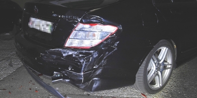 Der 62-Jährige kollidierte mit einem korrekt parkierten Auto, das erheblich Schaden nahm und knapp zwei Meter verschoben wurde.