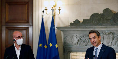 Kyriakos Mitsotakis (r), Ministerpräsident von Griechenland, spricht neben Charles Michel, Präsident des Europäischen Rates, bei einer gemeinsamen Pressekonferenz nach ihrem Treffen im Kronprinzenpalais. Foto: Thanassis Stavrakis/AP/dpa