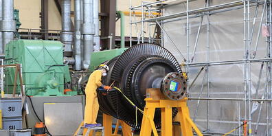 Demontage einer Turbine im Maschinenhaus des AKW Mühleberg.