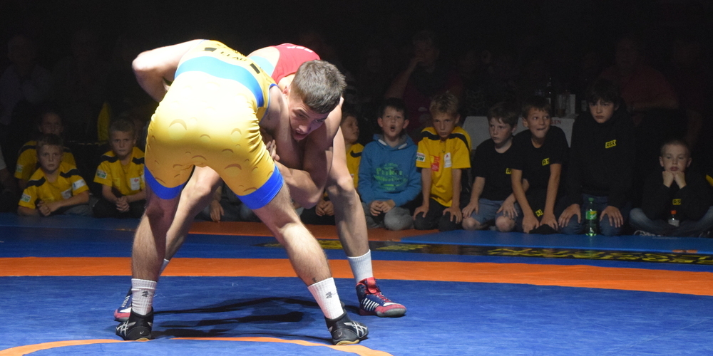 Hat bis jetzt wie das ganze Team den Tritt noch nicht ganz gefunden: Dorien Hutter, rotes Tenue (Bild: dip)