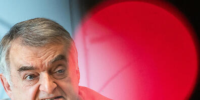 ARCHIV - Herbert Reul (CDU), Innenminister von Nordrhein-Westfalen, spricht während einer Pressekonferenz. Foto: Federico Gambarini/dpa