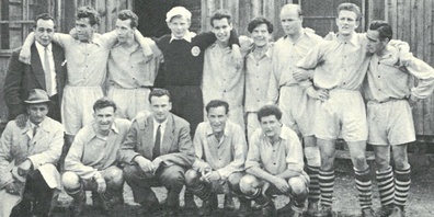 Torhüter Rolf Fehr (mit weisser Mütze) im Kreise seiner Teamkameraden des FC Rapperswil nach dem erfolgreichen Aufstiegsspiel am 24. Mai 1954 in Chur.