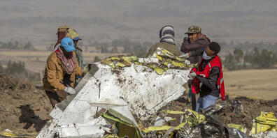 Mangelnde Transparenz und eine unzureichende Aufsicht führten gemäss einem US-Ausschuss zu den Abstürzen der Boeing 737 Max - im Bild die Absturzstelle des Ethiopian Airlines-Flugs vom März 2019. (Archivbild)