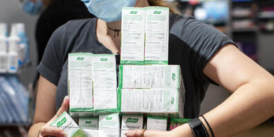 Eine Mitarbeiterin einer Apotheke in Zürich mit dem Naturheilmittel "Echinaforce". (Archivbild)