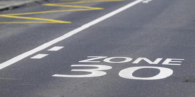 Der Schaffhauser Kantonsrat stellt der Verkehrsflussinitiative einen Gegenvorschlag gegenüber. Auch dieser sieht vor, dass auf kantonalen Haupstrassen innerorts grundsätzlich Tempo 50 gelten soll. Die Einführung von Tempo 30 Zonen soll dadurc...