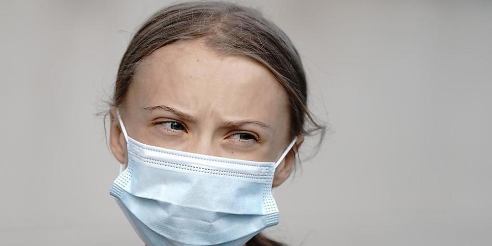 Die Klimaaktivistin Greta Thunberg geht am Morgen in das Bundeskanzleramt Foto: Kay Nietfeld/dpa