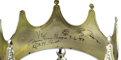 HANDOUT - Die Krone, auf der Notorious B.I.G. unterschrieben hat und die er kurz vor seinem Tod trug, ist versteigert worden. Foto: -/Sotheby's/AP/dpa - ACHTUNG: Nur zur redaktionellen Verwendung im Zusammenhang mit der aktuellen Berichterstattung...