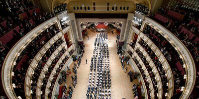 ARCHIV - Debütantenpaare befinden sich in der Wiener Staatsoper während der Generalprobe für den Opernball. Foto: Herbert Neubauer/APA/dpa