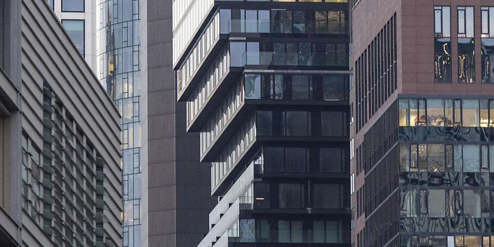 ARCHIV - Mit seinem charakteristischen Knick in der Fassade sticht der Omniturm zwischen den Hochhäusern in der Innenstadt hervor. Ein Neubau im Frankfurter Bankenviertel steht im Finale des Internationalen Hochhauspreises. Foto: Boris Roessler/dpa