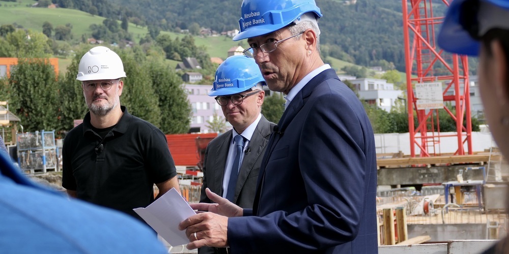 René Bognar begrüsste als Vorsitzender der Geschäftsleute der Clientis Biene Bank die Gäste der Grundsteinlegung (Bilder: Ulrike Huber)